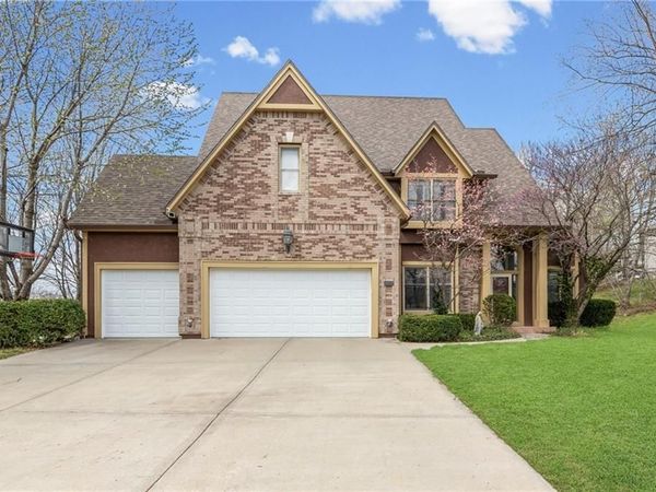 10400 River Hills Drive, Parkville, MO 64152