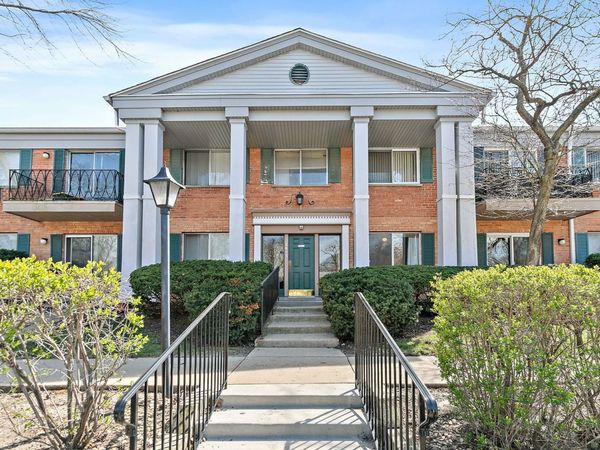 2415 S Goebbert Road , Unit 105, Arlington Heights, IL 60005