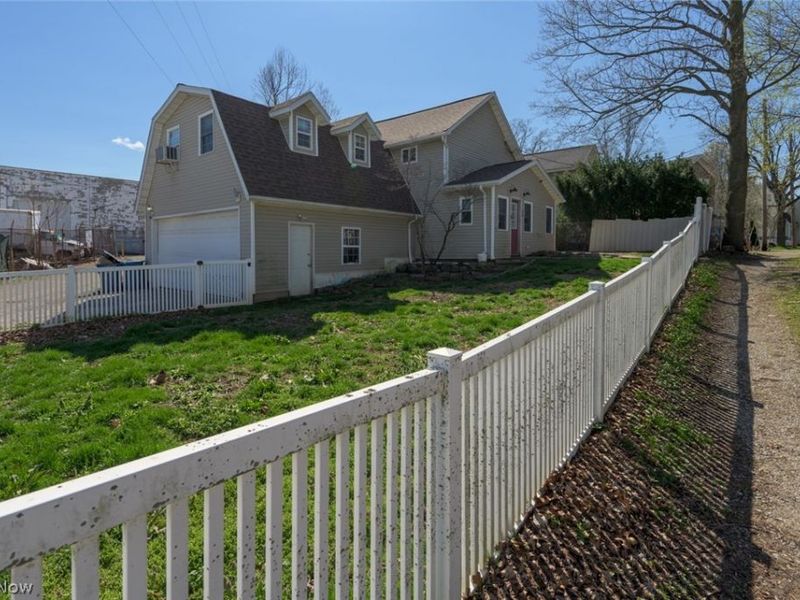 204 S Prospect Avenue, Hartville, OH 44632 Photo 2