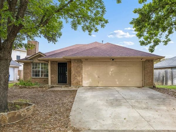 709 Stonebrooke Drive, Burleson, TX 76028
