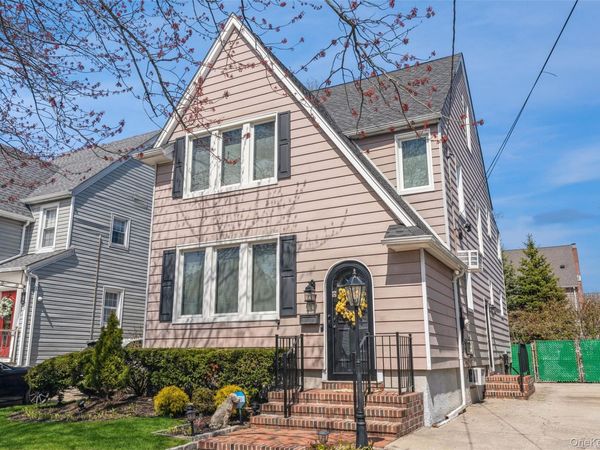 33 Carstairs Road, Valley Stream, NY 11581