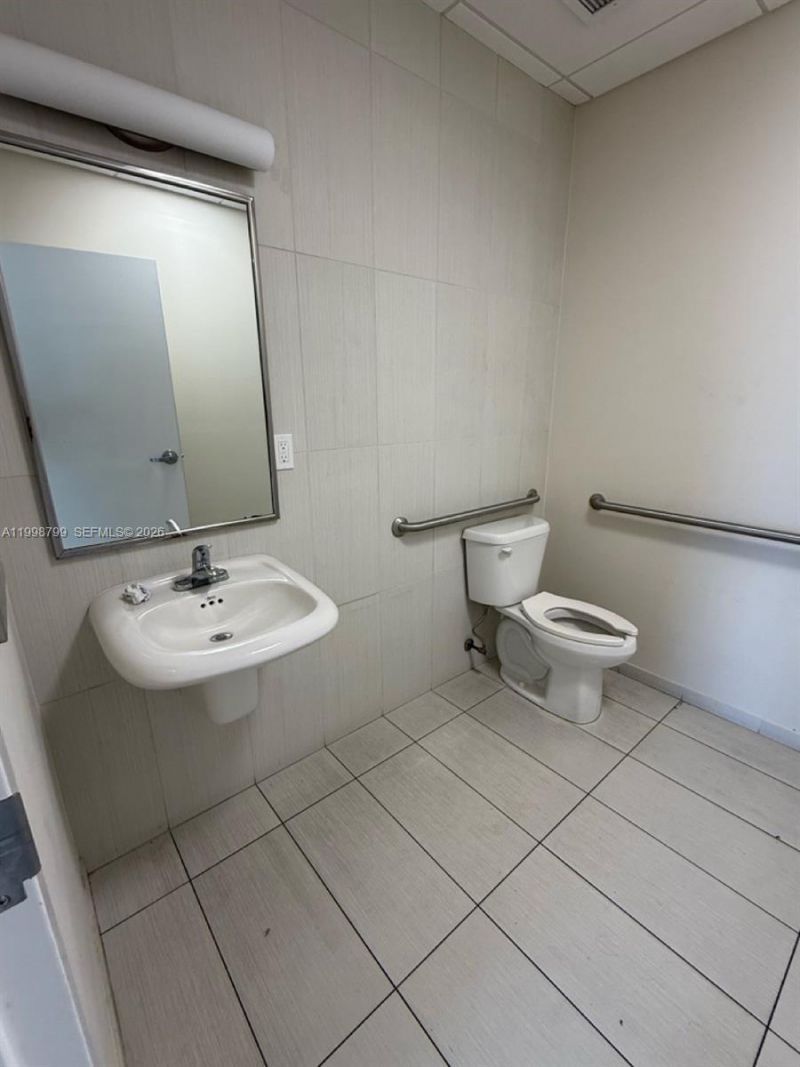 2866 E Oakland Park Blvd, Fort Lauderdale, FL 33306 Photo