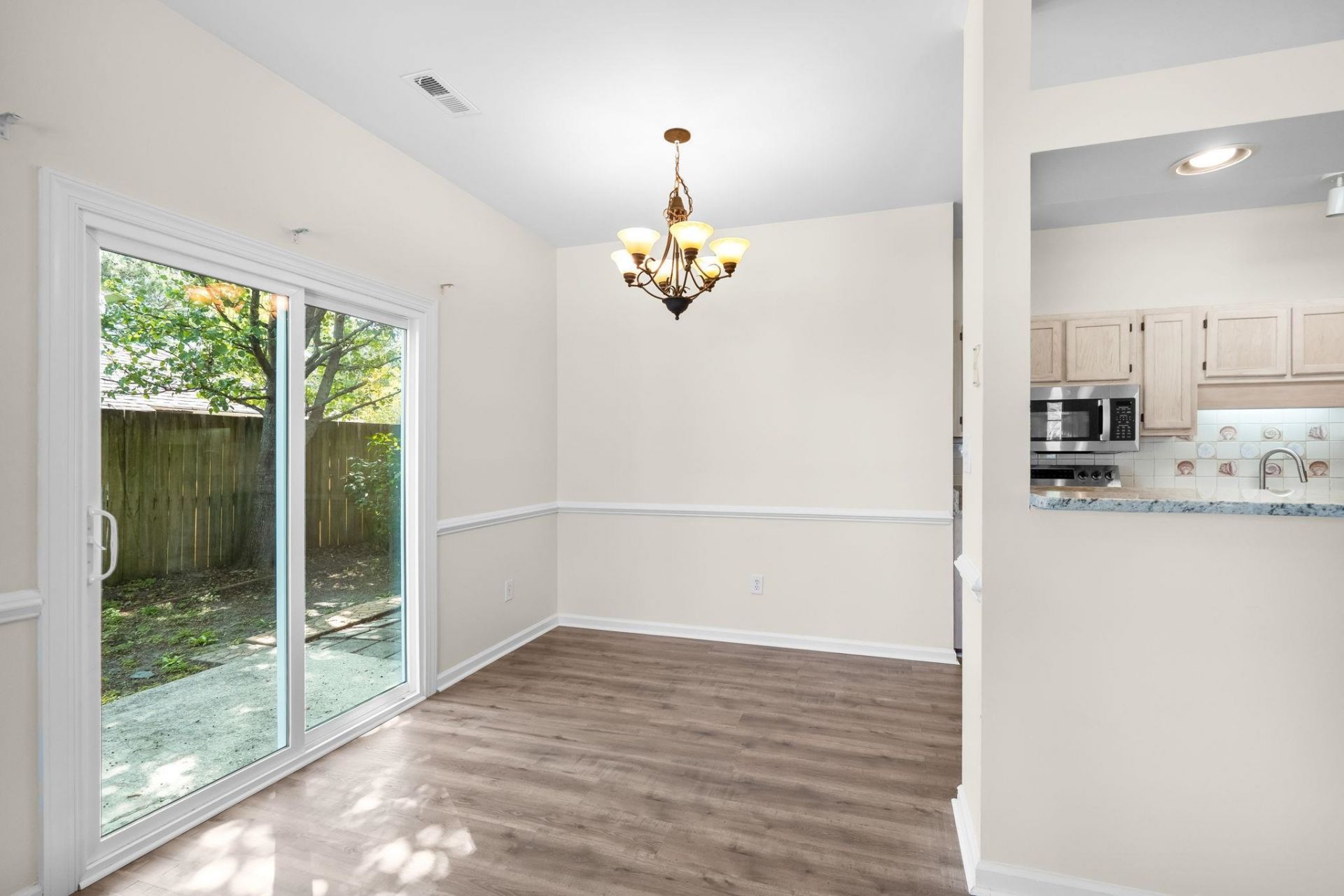 9673 Kings Grant Dr. Photo 7