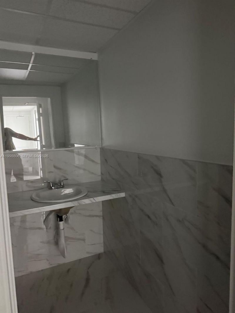 2876 E Oakland Park Blvd, Fort Lauderdale, FL 33306 Photo