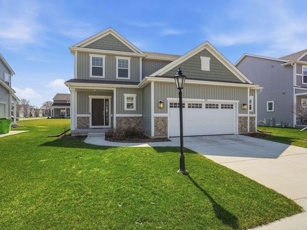 547 Wild Oak Rd, Hartland, WI 53029