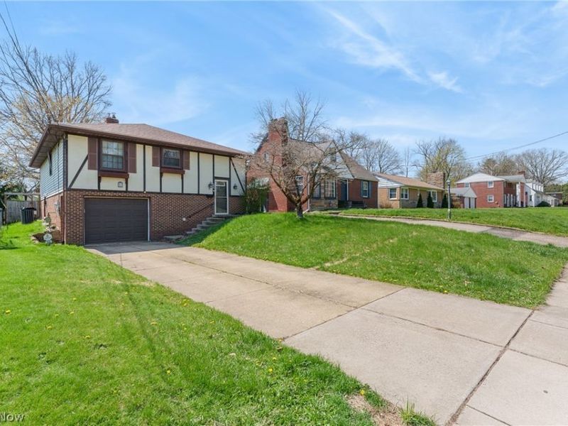 208 Bonnett Street SW, North Canton, OH 44720 Photo 2