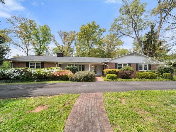 640 Quarterstaff Road , Winston-Salem, NC 27104