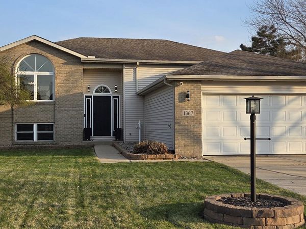 1367 Dixon Pkwy , Chesterton, IN 46304