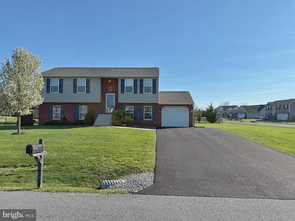 852 BRISTOL DRIVE, GREENCASTLE, PA 17225