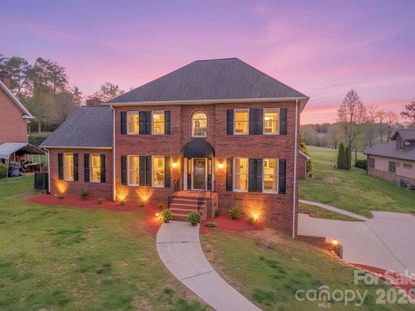 3811 Pinecrest Drive NE, Hickory, NC 28601