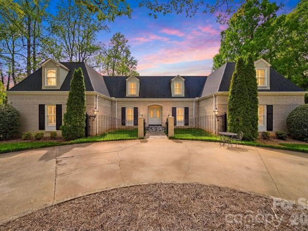 935 19th Avenue NW, Hickory, NC 28601