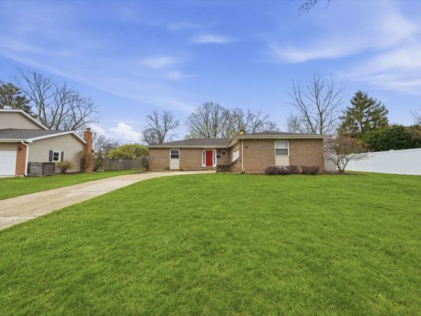 2011 Brentwood Lane E, Wheaton, IL 60189