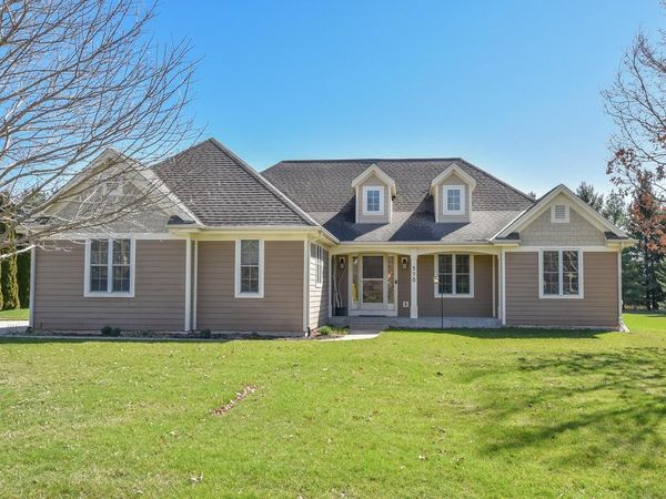 550 Hunters CROSSING S, Slinger, WI 53086