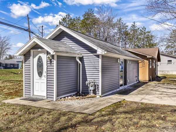 1604 E Houghton Lake Drive, Houghton Lake, MI 48629