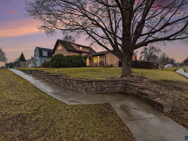 323 N Catherine Ave, Madison, SD 57042