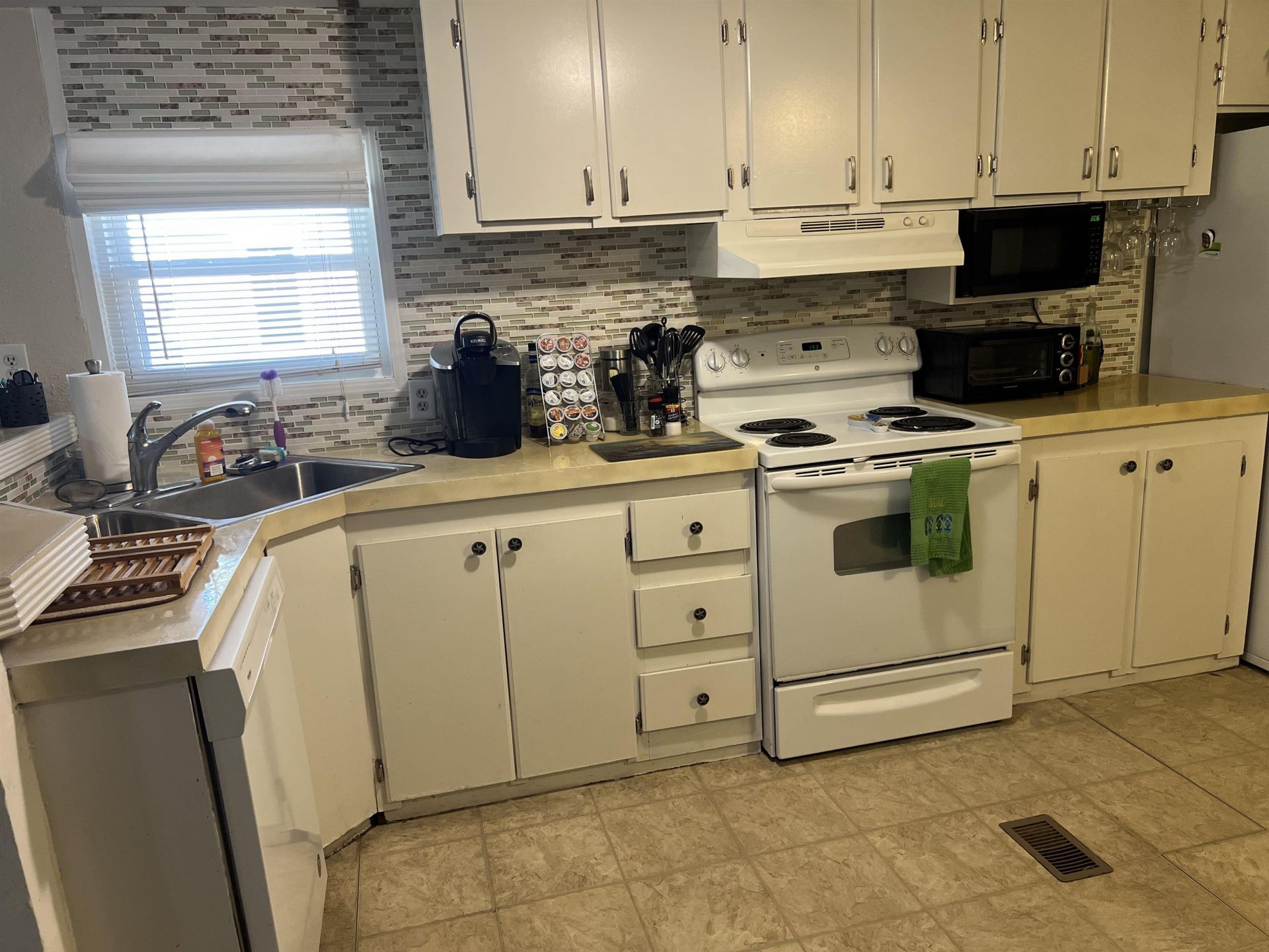 2720 Leo Dr. Photo 9