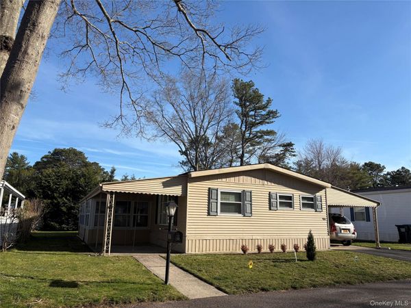 525/207 Riverleigh Avenue, Unit 207, Riverhead, NY 11901