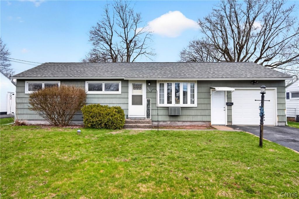 209 Lynnhaven Drive, Syracuse, NY 13212 Main Photo