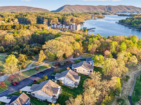 209 Retreat LN , Huddleston, VA 24104