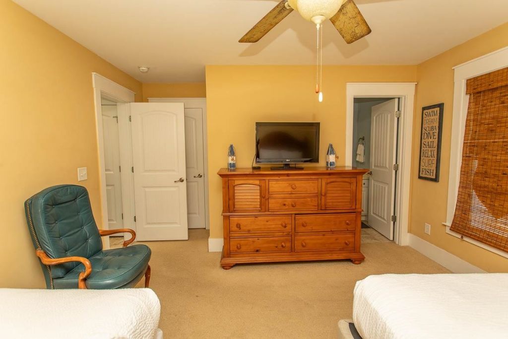 4921 Cinzia Ln. Photo 12