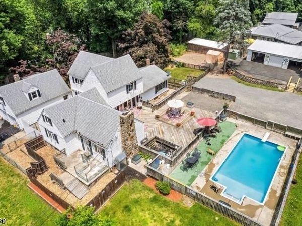 8 Stonehedge Ln, Byram, NJ 07821