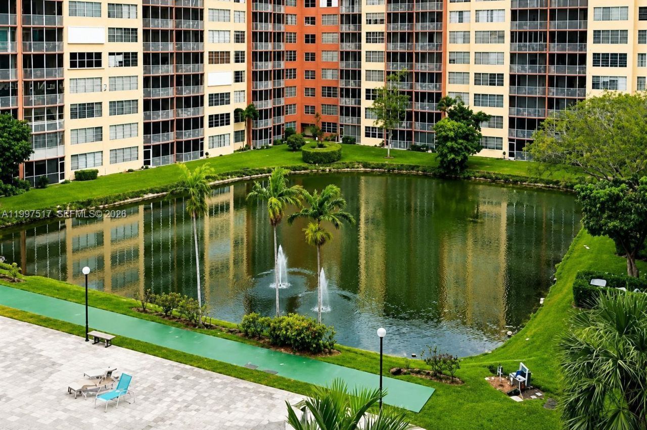 1780 NE 191st St, Unit 300, Miami, FL 33179 Photo