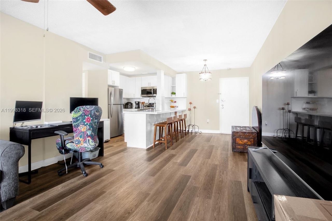 9682 Fontainebleau Blvd, Unit 503, Miami, FL 33172 Photo