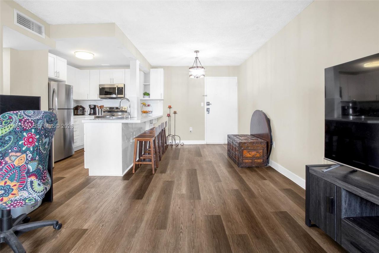 9682 Fontainebleau Blvd, Unit 503, Miami, FL 33172 Photo