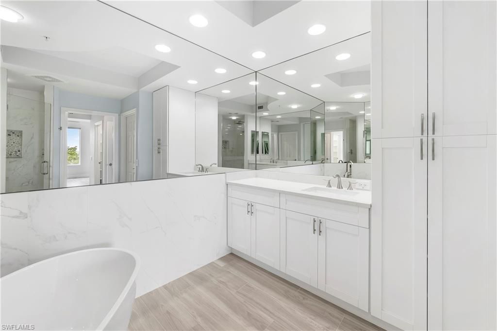 425 Cove Tower Dr, Unit 403, Naples, FL 34110 Photo