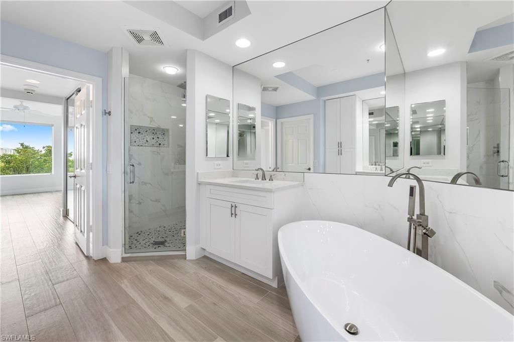 425 Cove Tower Dr, Unit 403, Naples, FL 34110 Photo