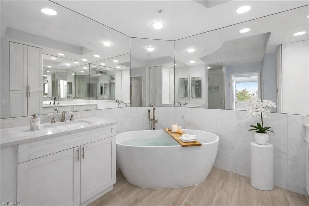 425 Cove Tower Dr, Unit 403, Naples, FL 34110 Photo