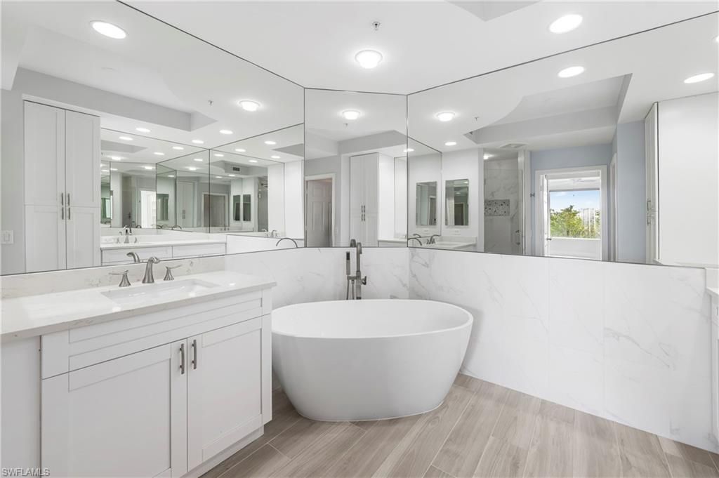 425 Cove Tower Dr, Unit 403, Naples, FL 34110 Photo