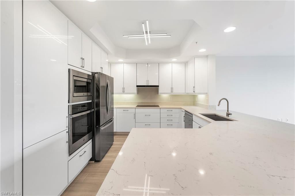 425 Cove Tower Dr, Unit 403, Naples, FL 34110 Photo
