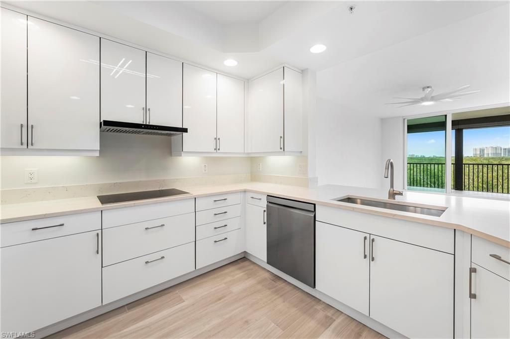 425 Cove Tower Dr, Unit 403, Naples, FL 34110 Photo