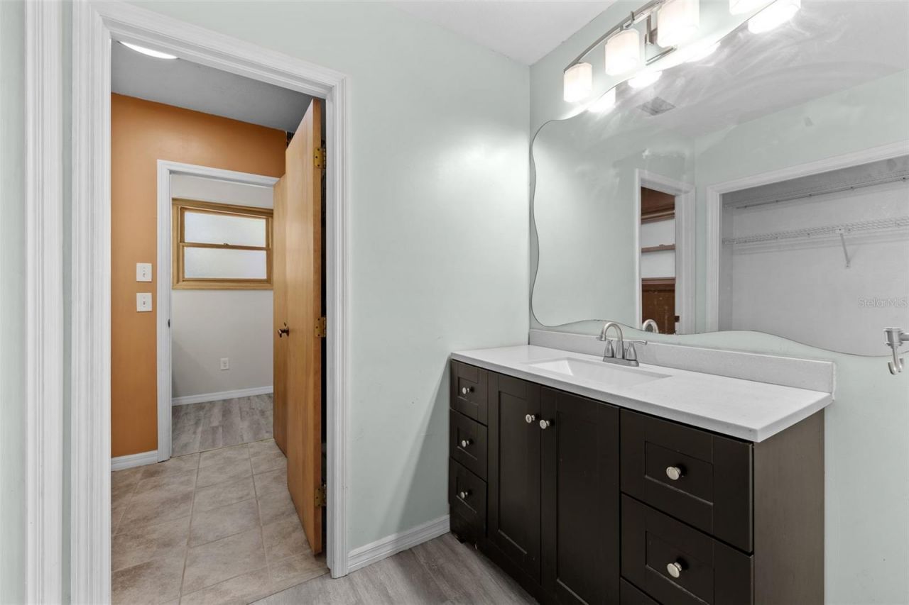 1550 Chateau Wood Drive, Clearwater, FL 33764 Photo