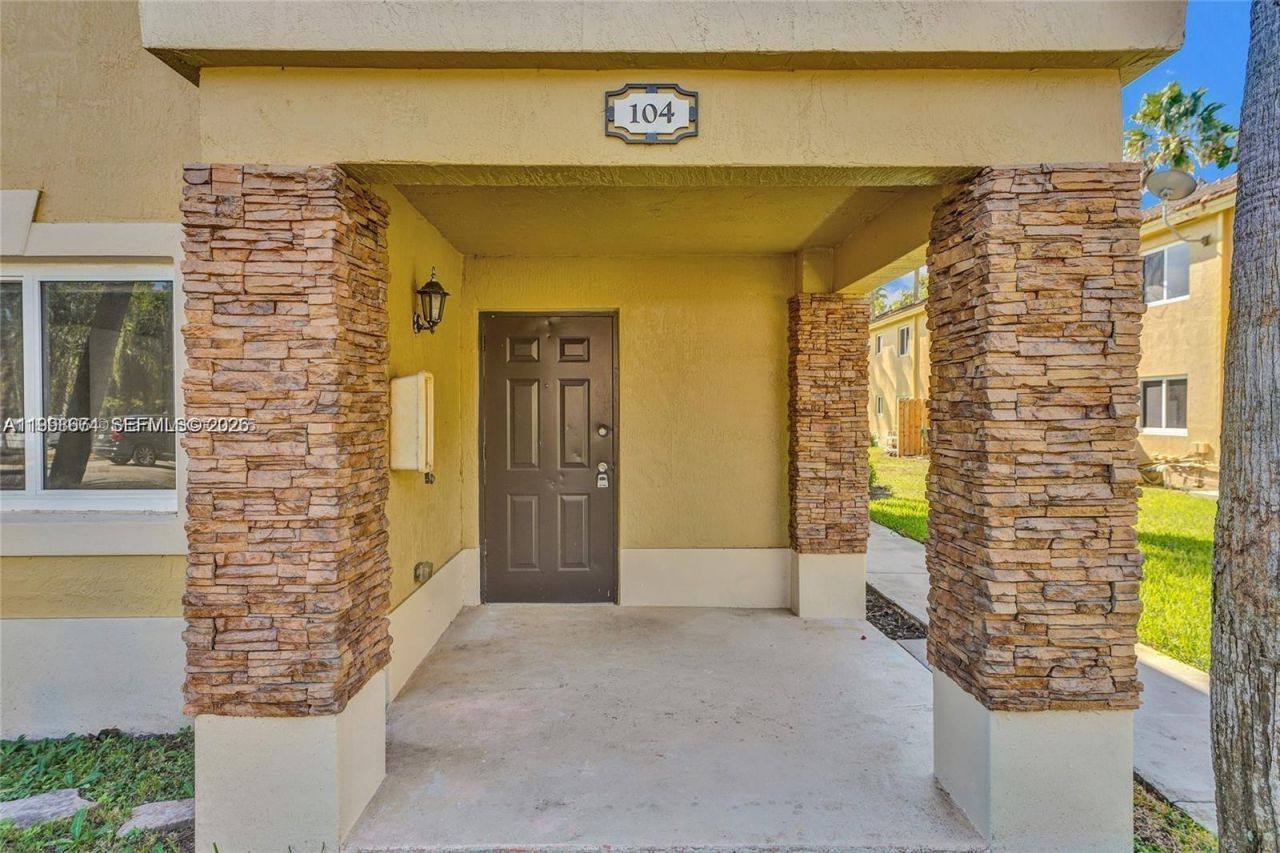 3398 NE 9th Dr, Unit 104, Homestead, FL 33033 Photo