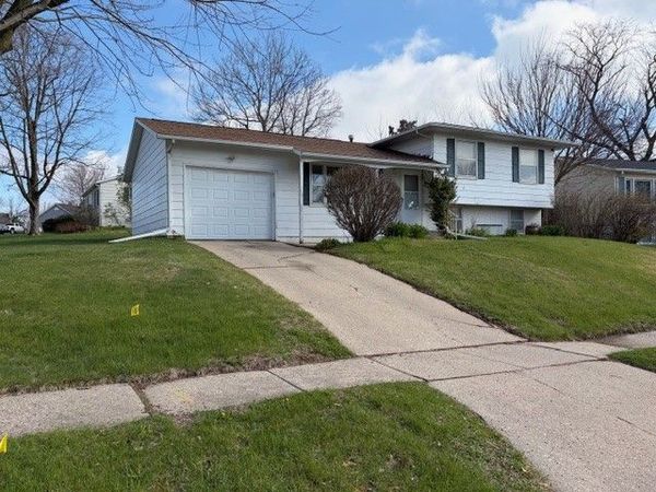376 Crandall Drive NE, Cedar Rapids, IA 52402