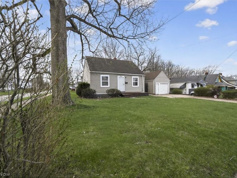 17208 Lipton Avenue, Cleveland, OH 44128 Photo 2