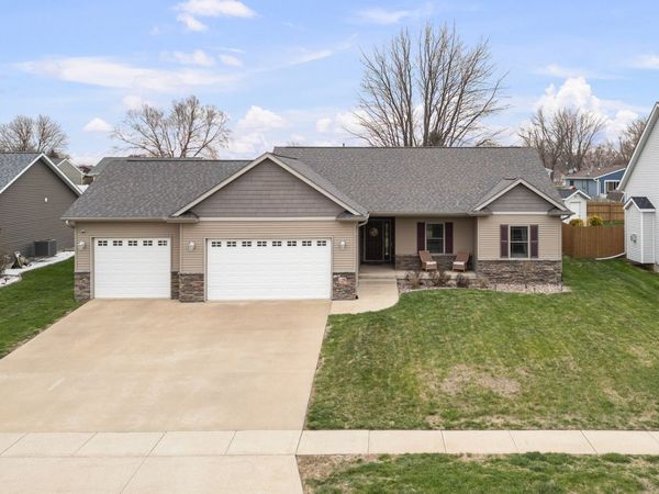 510 Pinehurst Drive , Eldridge, IA 52748