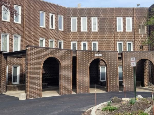 1430 Sandstone Drive, Unit 201, Wheeling, IL 60090