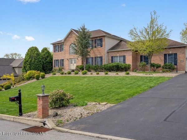 5 Chatham Hill Circle, South Abington Twp, PA 18411