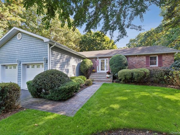 39 Cozine Road , Center Moriches, NY 11934