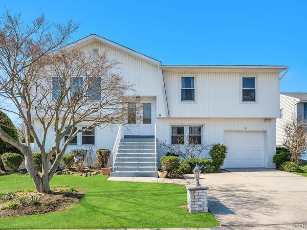 54 Felicia Court, Plainview, NY 11803