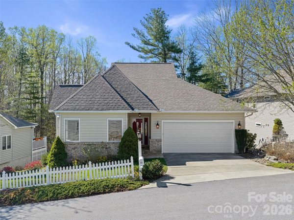 25 Ashefield Court , Hendersonville, NC 28791