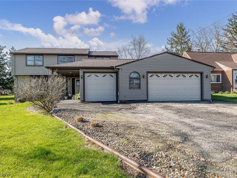 490 Mapleview Drive, Seven Hills, OH 44131 Photo 1