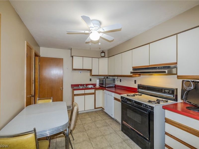490 Mapleview Drive, Seven Hills, OH 44131 Photo 14