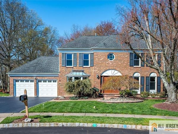 13 Patricia Way, Kendall Park, NJ 08824