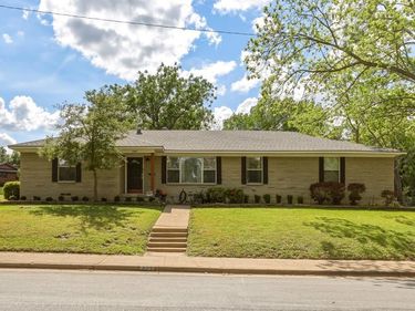 2367 Rockyglen Drive, Dallas, TX 75228