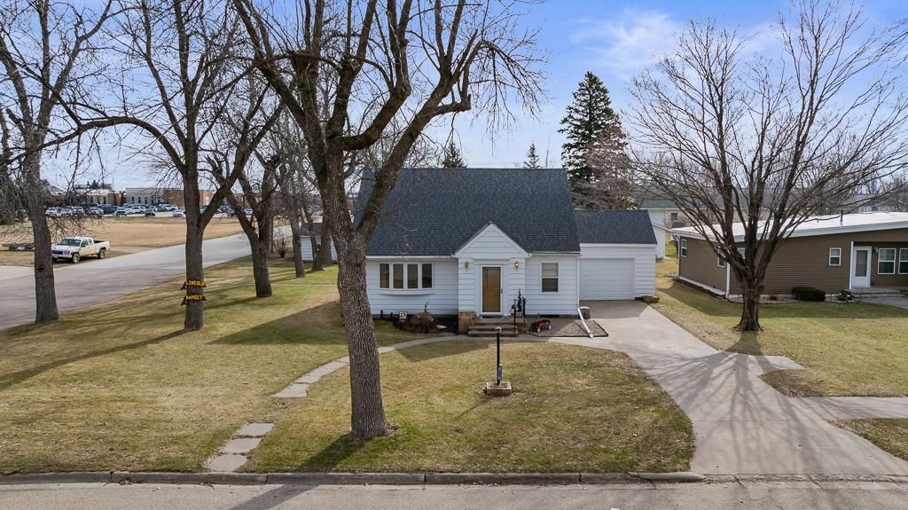 301 S Oak Street, Hendricks, MN 56136