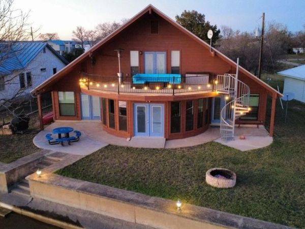 746 E Island DR, Bluffton, TX 78607